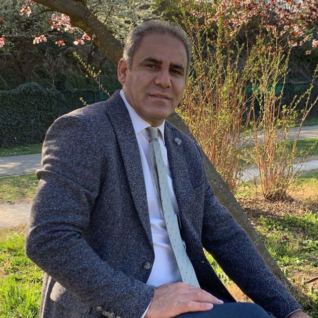 برزو رستمی نیا